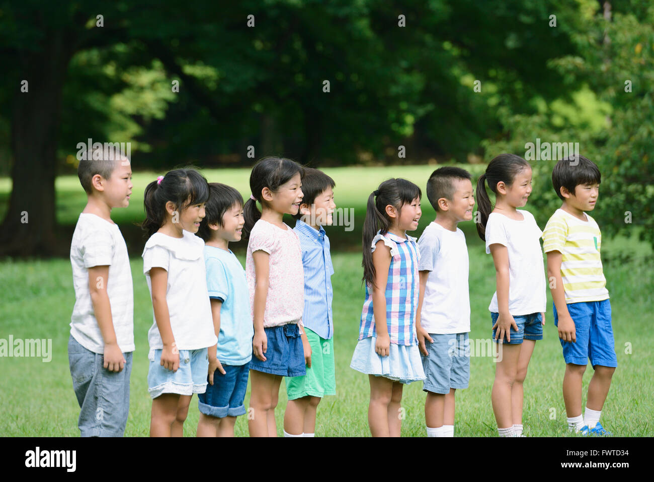 https://c8.alamy.com/comp/FWTD34/japanese-kid-in-a-city-park-FWTD34.jpg