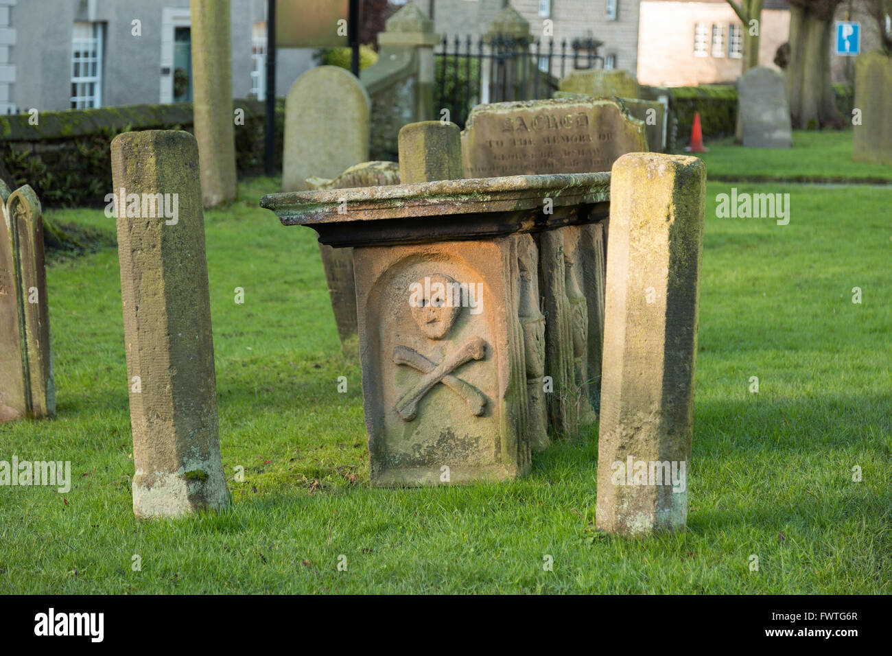 Tomb reflecting the past in Eyam when the village was ravaged by the Bubonic plague in 1665-66. Stock Photo