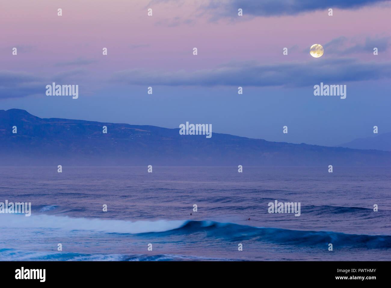Full moon over west Maui seen from Ho'okipa Beach Park, Maui Stock