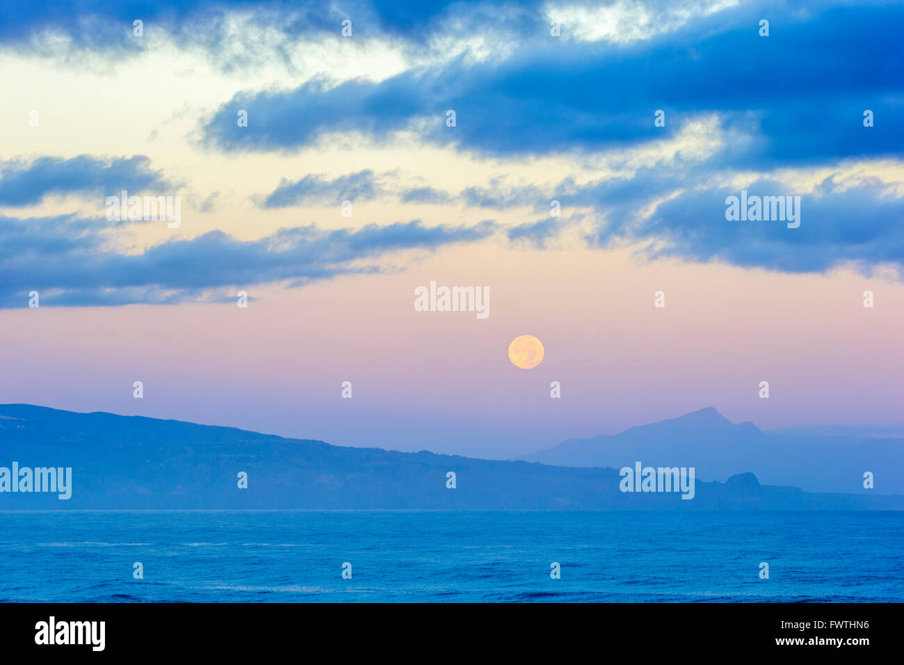 Full moon over west Maui seen from Ho'okipa Beach Park, Maui Stock