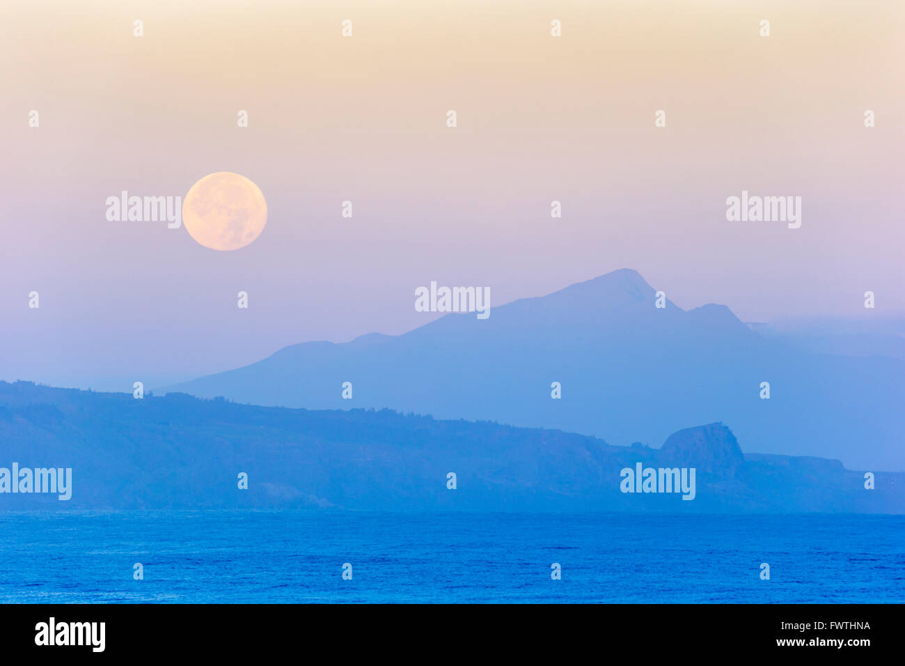 Full moon over west Maui seen from  Ho'okipa Beach Park, Maui Stock Photo