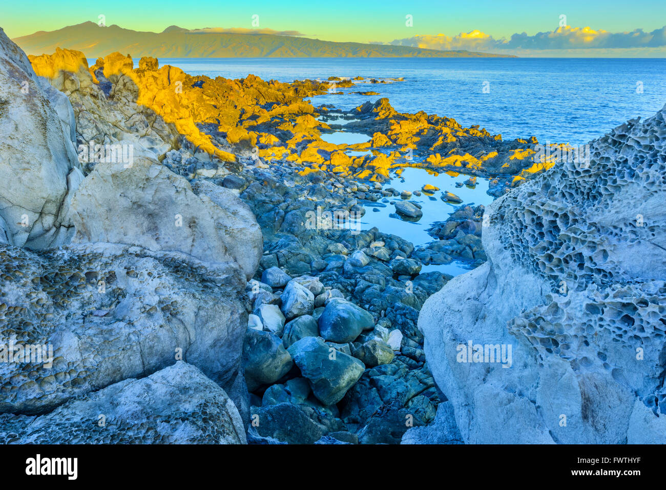 Lava rock shoreline hi-res stock photography and images - Alamy