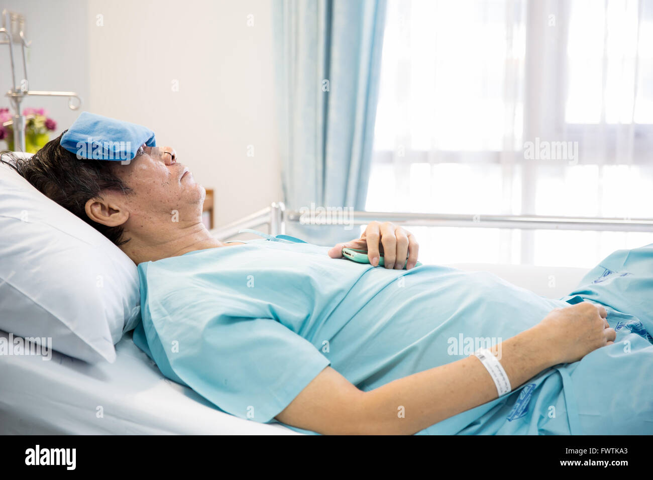 Elderly man in hospital bed hi-res stock photography and images - Alamy
