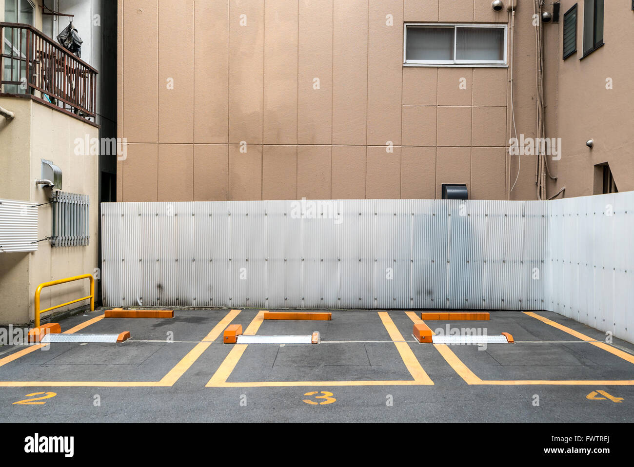 Empty downtown lot hi-res stock photography and images - Alamy