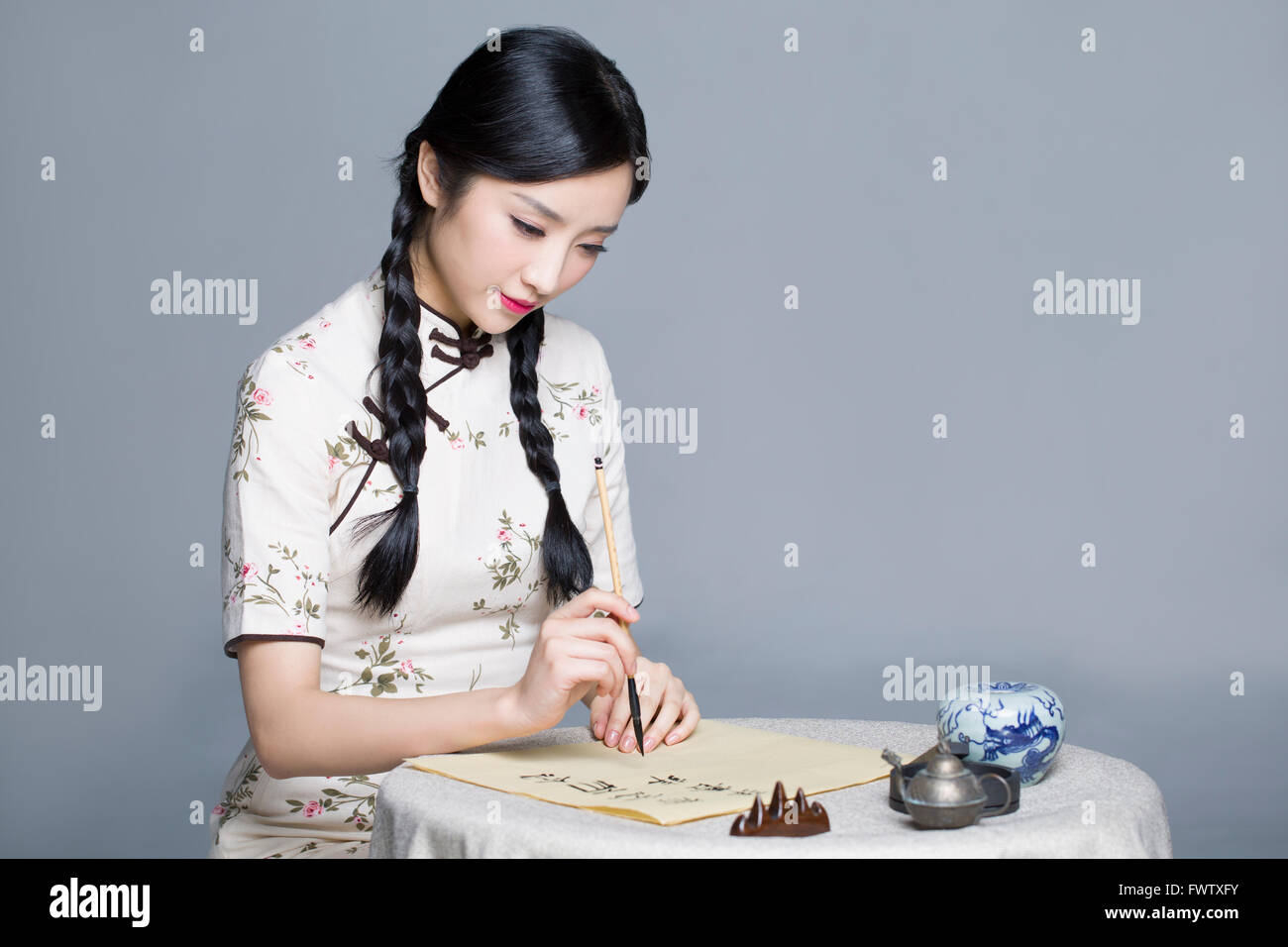 Woman writing chinese calligraphy hi-res stock photography and images ...