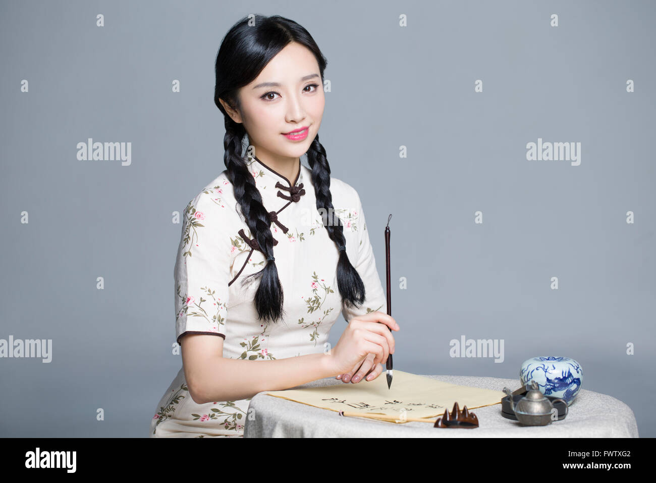 Woman writing chinese calligraphy hi-res stock photography and images ...