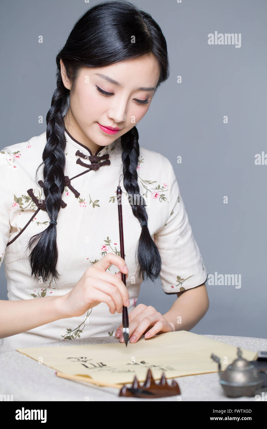 Woman writing chinese calligraphy hi-res stock photography and images ...