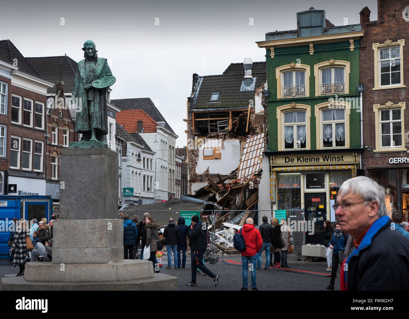 Den Bosch - 's-Hertogenbosch, North Brabant, Netherlands. March 2016 Den  Bosch celebrates 500th anniversary of death of Bosch. The collapsed house  next to the house Bosch lived in. Statue of Hieronymus Bosch
