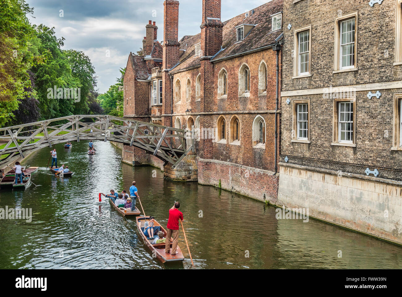 Students punting at the Mathematical Bridge on the River Cam at the university city of Cambridge, England. Stock Photo