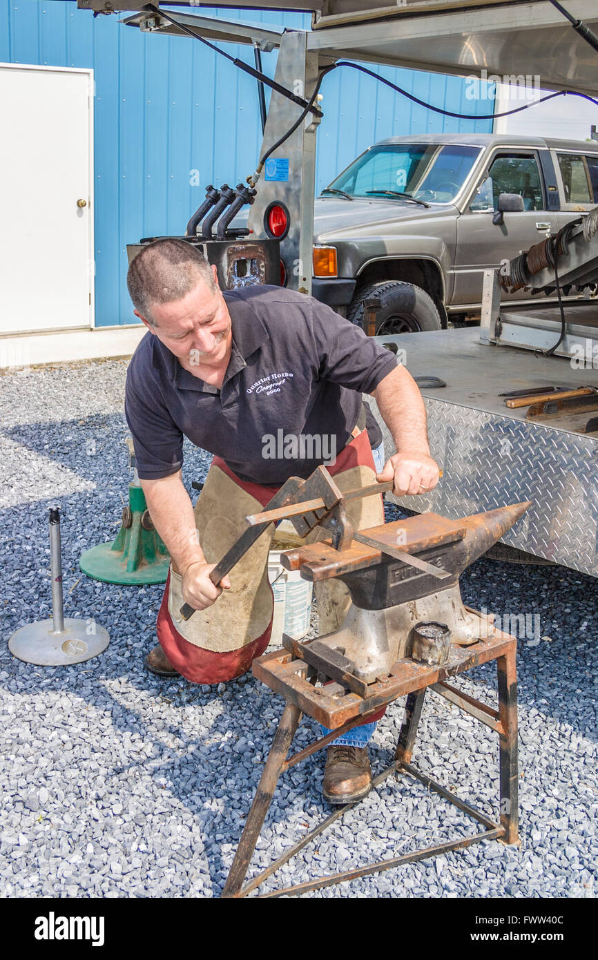 A FARRIER MAKING A CUSTOM FIT HORSESHOE, DELAWARE, USA MAY 2008. A