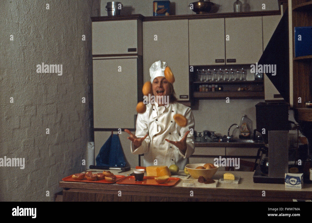 Deutscher Komiker Otto Waalkes als wahnsinniger Koch, Deutschland 1980er Jahre. German comedian Otto Waalkes as mad chef, Germany 1980s. Stock Photo