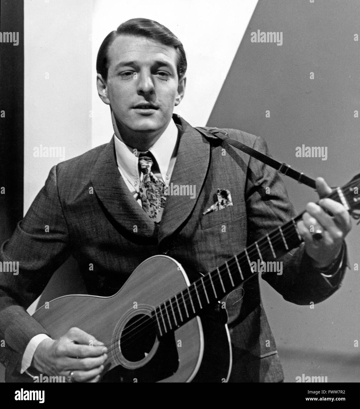 Deutscher Musikproduzent Ralph Siegel singt seinen Song "Sie nennen es