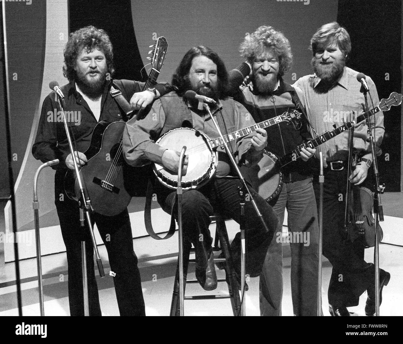 Die Irish Folk Music Band 'The Dubliners, bestehend aus: Luke Kelly, Barney McKenna, John Sheahan und Jim McCann bei einem Auftritt in Deutschland, 1970er Jahre. Stock Photo