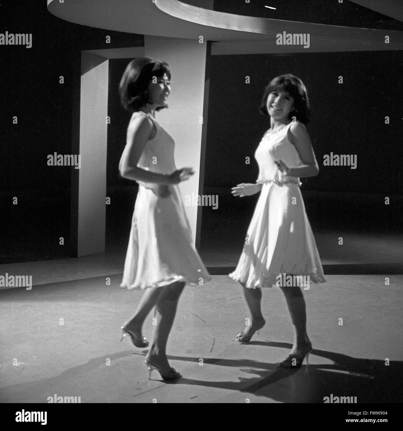 Das japanische Gesangsduo "The Peanuts" in Deutschland, 1960er Jahre