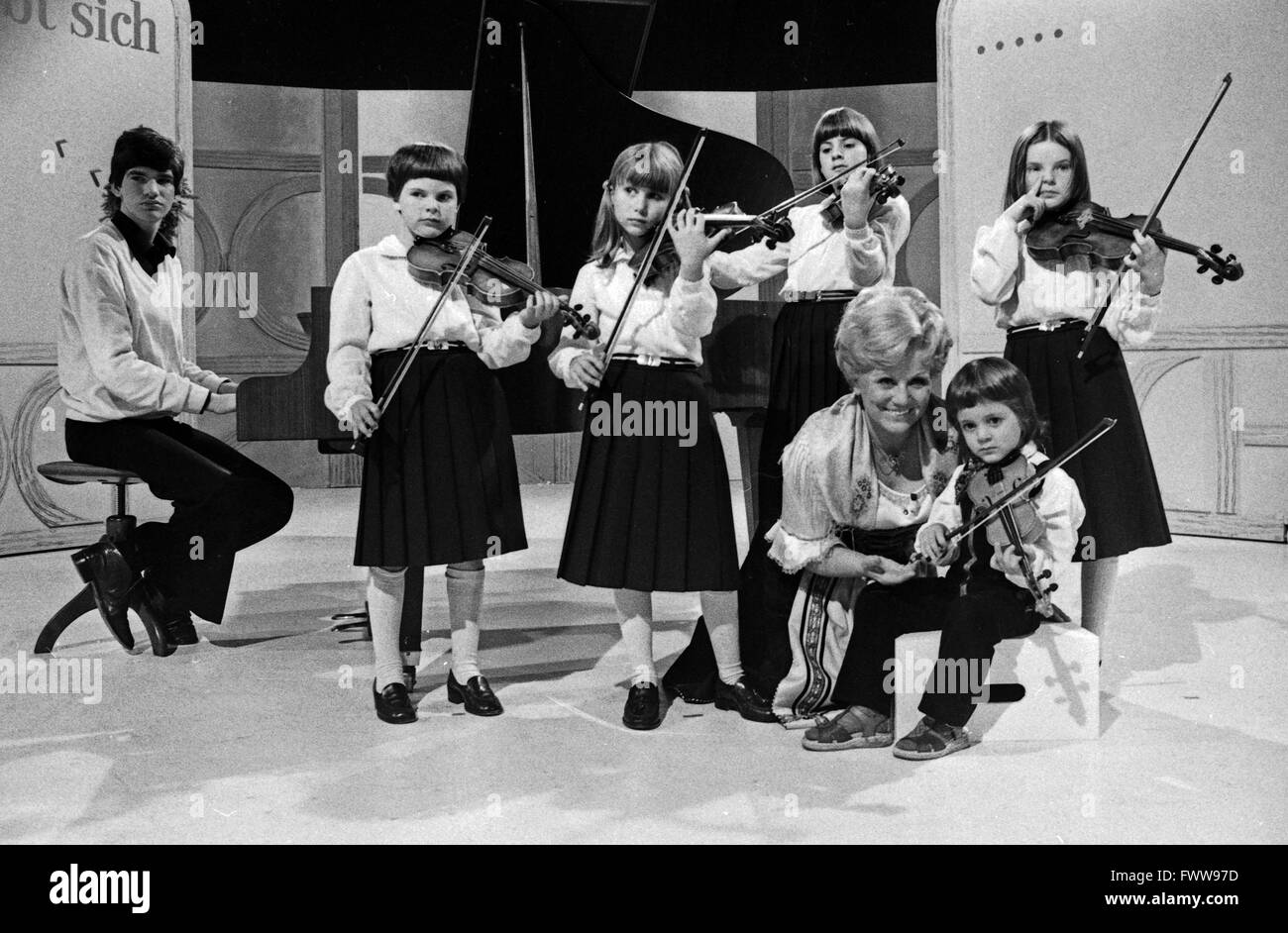 Früh übt sich, Maria Hellwig präsentiert junge Talente der Volksmusik, Deutschland 1981 Stock Photo