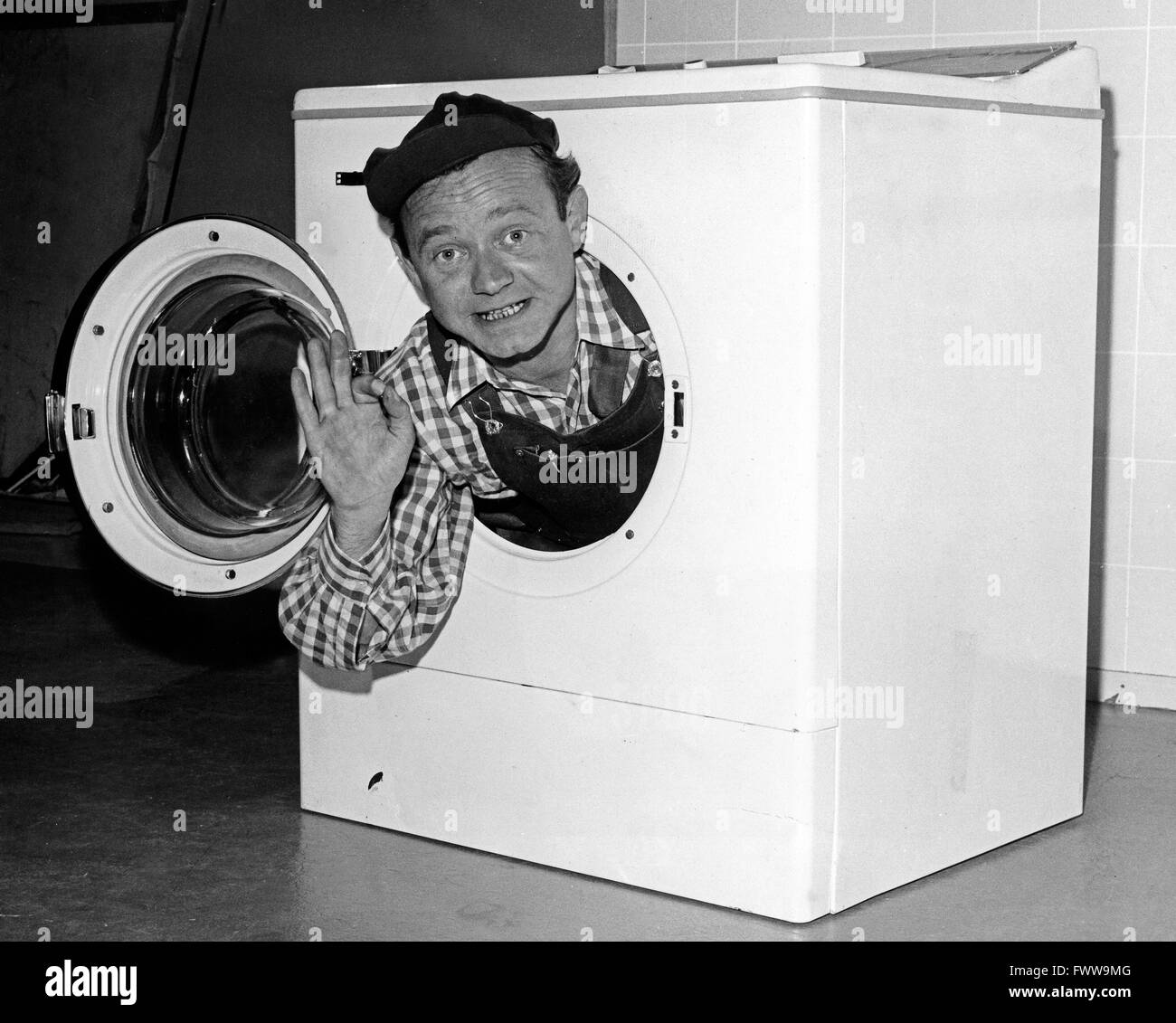 Telezauber, Sketchreihe, Deutschland 1970er Jahre, Darsteller Kurt  Schmidtchen repariert Elektrogeräte Stock Photo - Alamy