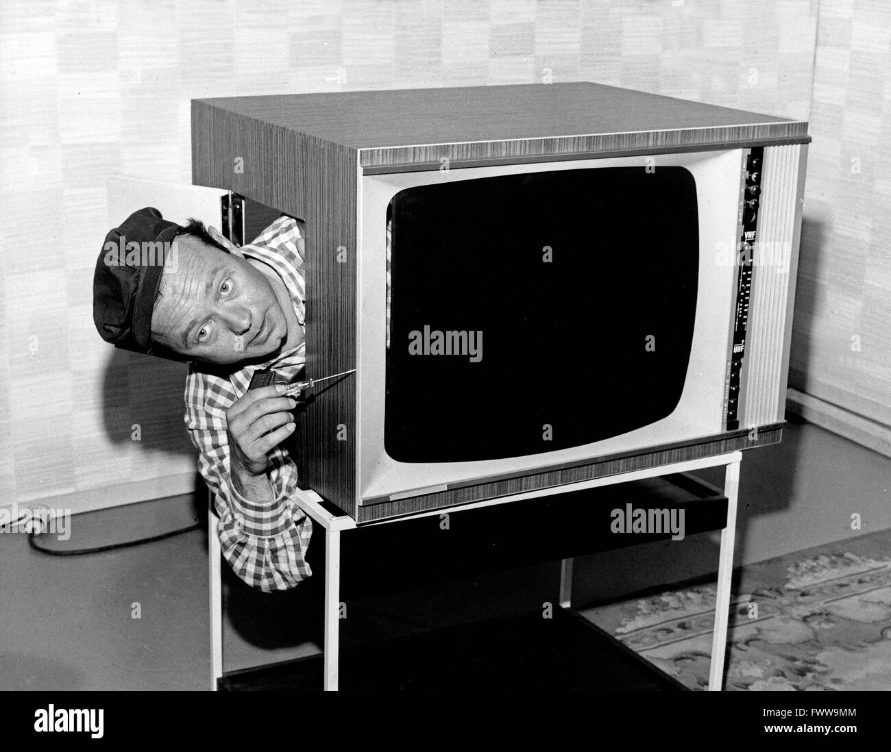 Telezauber, Sketchreihe, Deutschland 1970er Jahre, Darsteller Kurt Schmidtchen repariert Telezauber, Sketchreihe, Deutschland 1970er Jahre, Darsteller Kurt Schmidtchen repariert