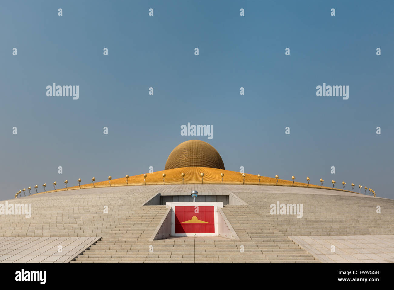 Mahadhammakaya Cetiya Chedi of the Wat Phra Dhammakaya temple with the logo of the Dhammakaya movement, Khlong Luang District Stock Photo