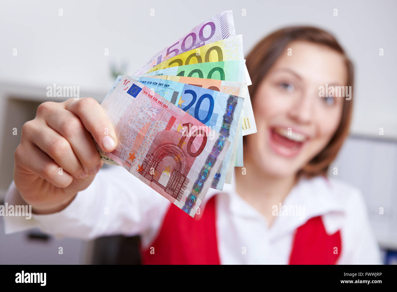 Госдума мрот. Зарплата в руках. Минималка на руки. Зарплата. Деньги евро фото.