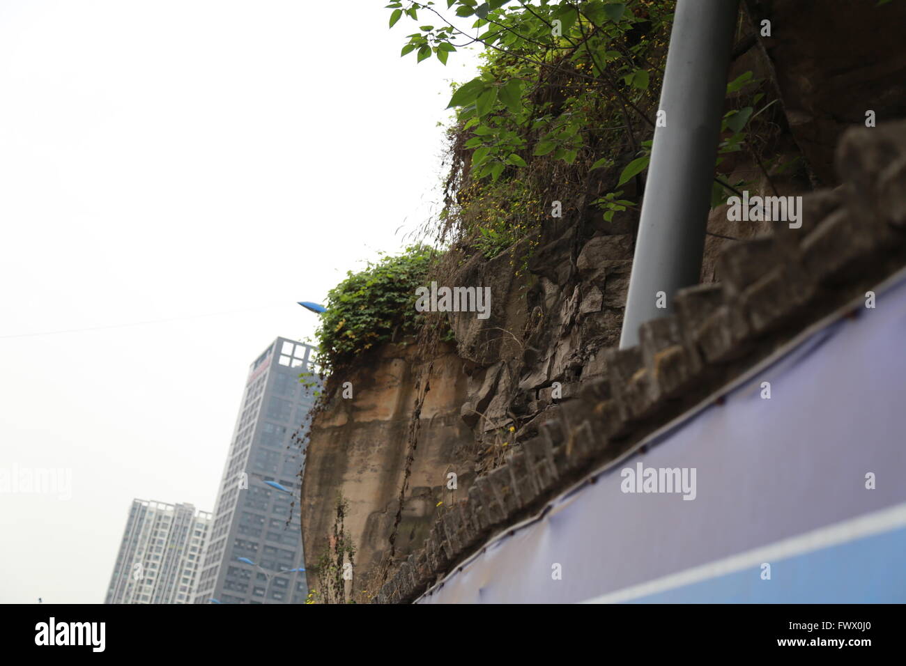 Chongqing, Chongqing, CHN. 5th Apr, 2016. Chongqing, CHINA - April 5 2016: (EDITORIAL USE ONLY. CHINA OUT) The narrowest sidewalk shows in Chongqing with a width of 37 cm, names 3 iPhone5s. © SIPA Asia/ZUMA Wire/Alamy Live News Stock Photo