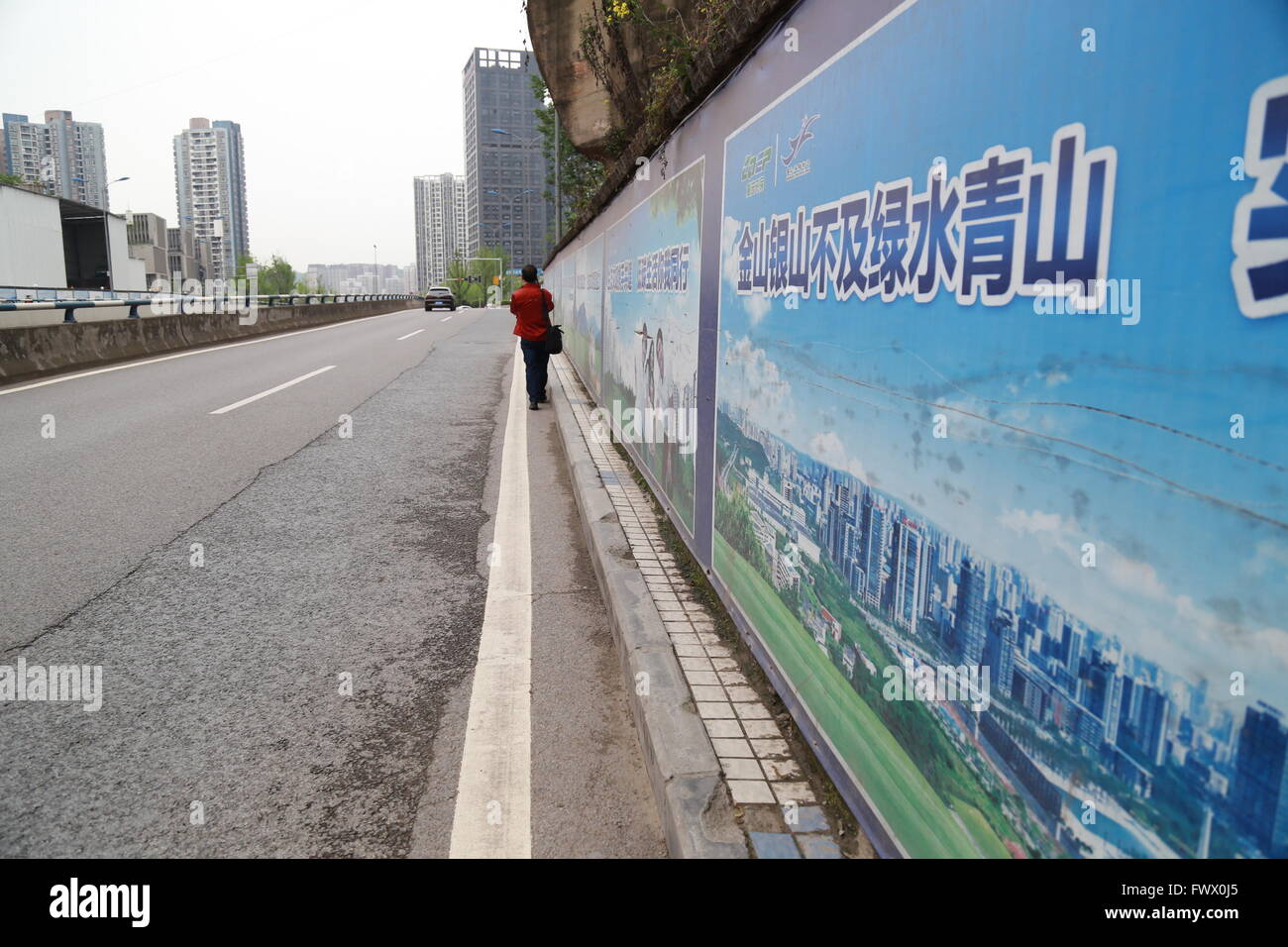 Chongqing, Chongqing, CHN. 5th Apr, 2016. Chongqing, CHINA - April 5 2016: (EDITORIAL USE ONLY. CHINA OUT) The narrowest sidewalk shows in Chongqing with a width of 37 cm, names 3 iPhone5s. © SIPA Asia/ZUMA Wire/Alamy Live News Stock Photo