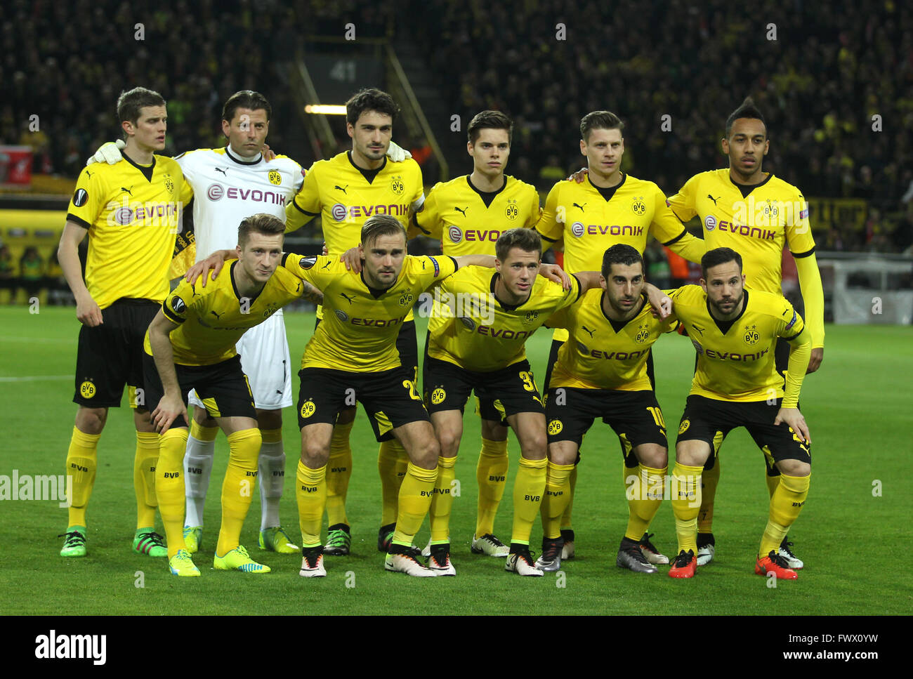 Dortmund Germany 7th Apr 16 Dortmund S Squad Back L R Sven Bender Goalkeeper Roman Weidenfeller Mats Hummels Julian Weigl Lukasz Pisczek Aubameyang Front L R Marco Reus Marcel Schmelzer Erik Durm Henrikh Mkhitaryan And