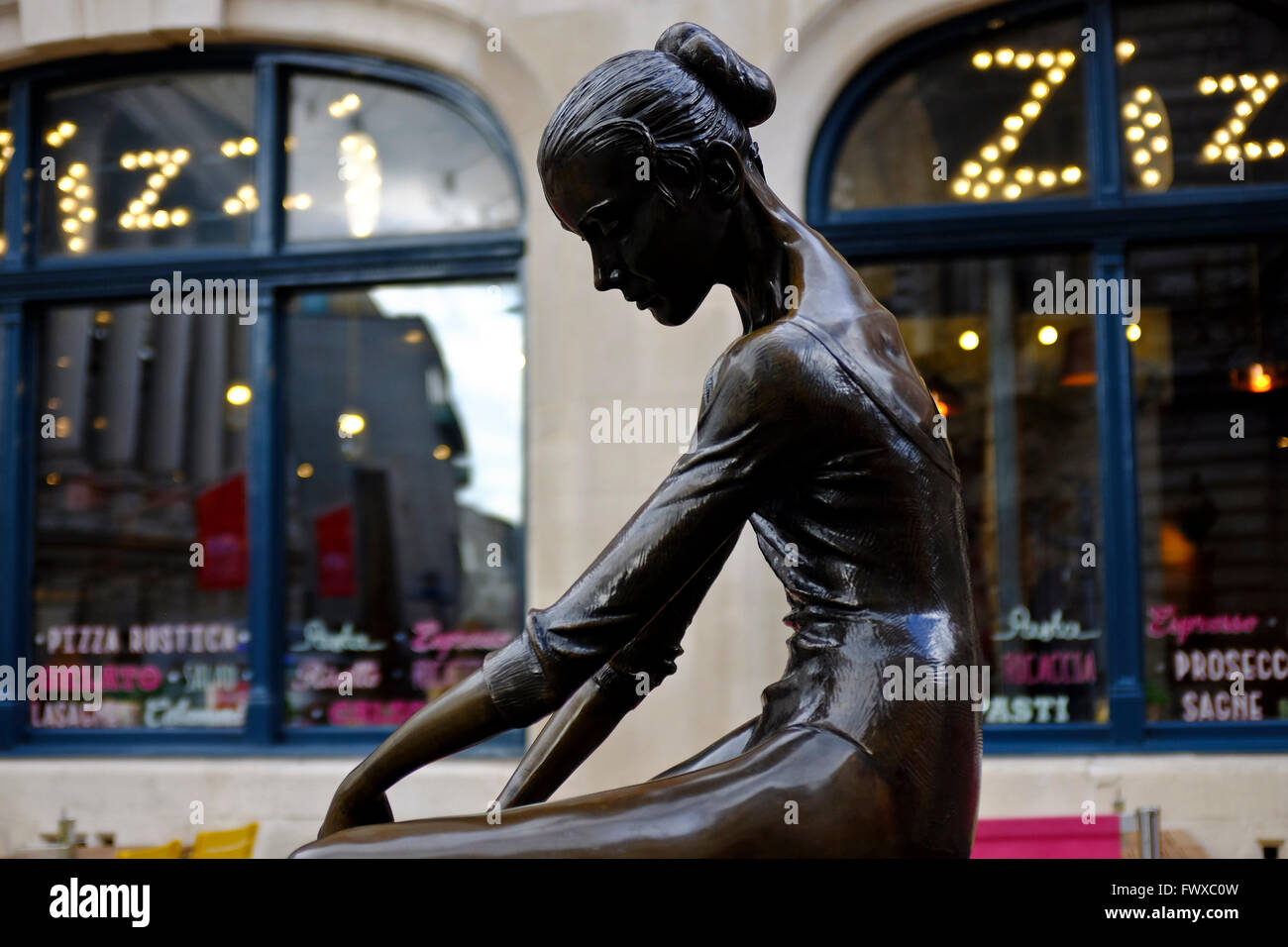 sennep Inhalere Hvordan A bronze sculpture of the ballet dancer by Enzo Plazzotta Stock Photo -  Alamy