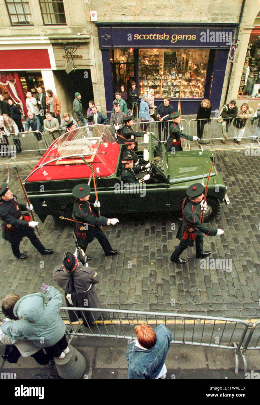 The Stone of Destiny is transported up the Royal Mile in Edinburgh, on it's way to Edinburgh Castle from Westminster Stock Photo