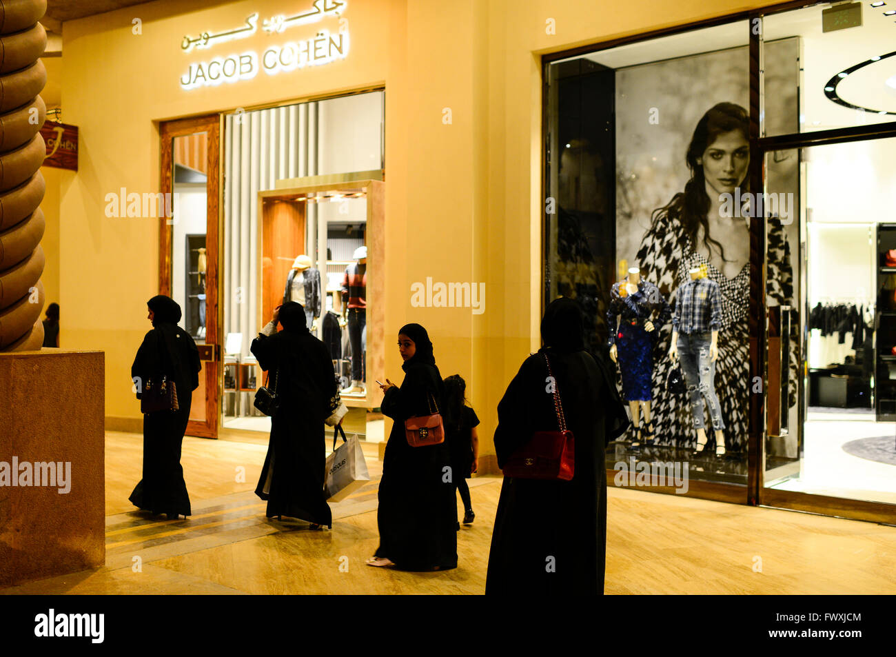 QATAR, Doha, luxury apartment space The Pearl, expensive boutiques with branded designer wear and fashion, international brand  and label , muslim women in black chador at window shopping Stock Photo