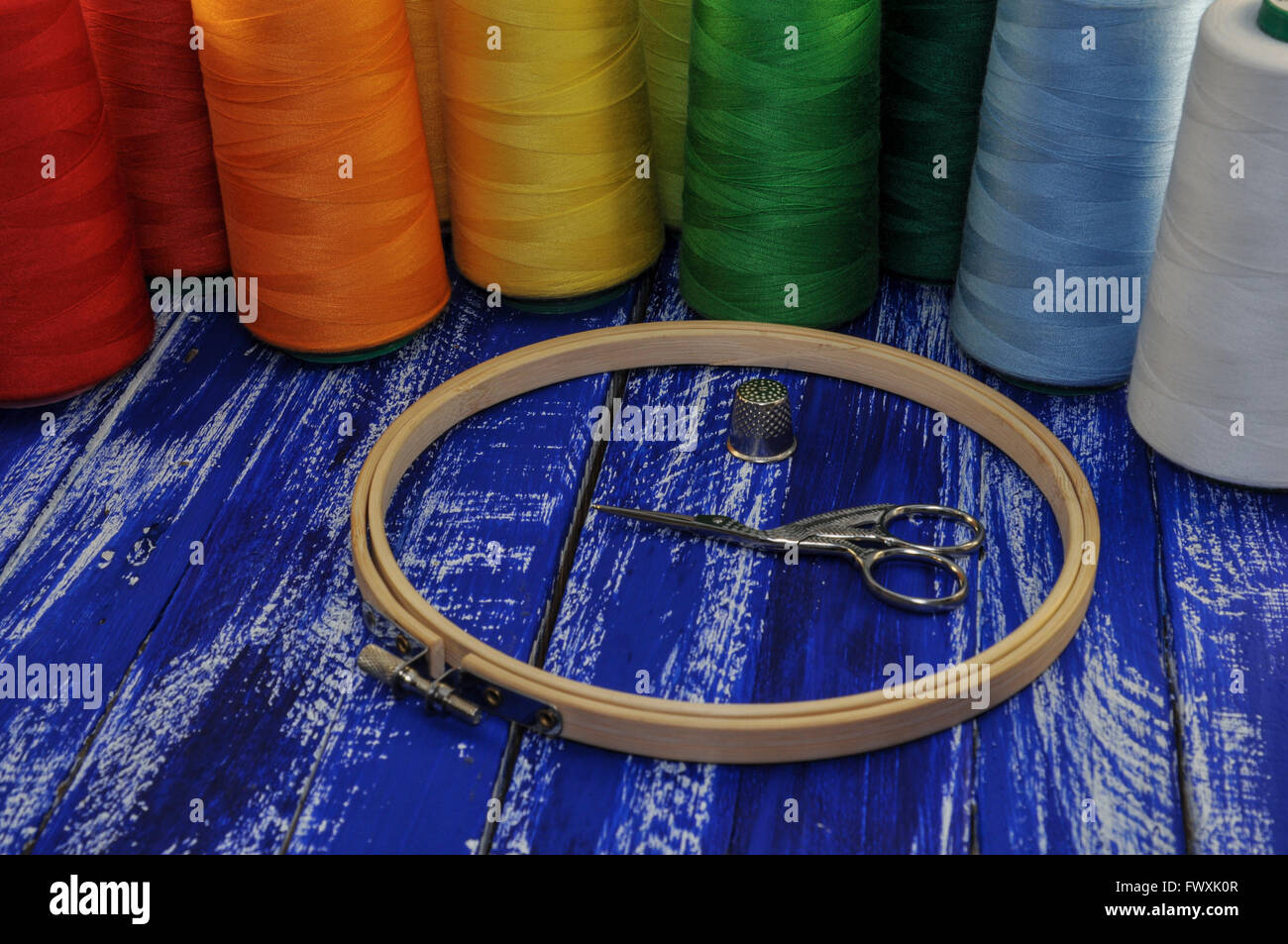 Vintage needle threads scissors hi-res stock photography and images - Alamy