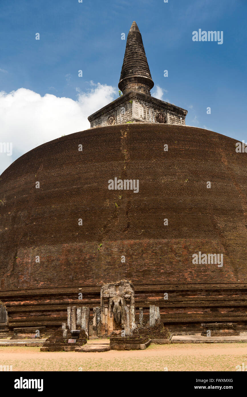 Sri Lanka, Polonnaruwa, Rankoth Vihara (Rankoth Vehera) dagoba, the Gold Pinnacled Stupa Stock Photo