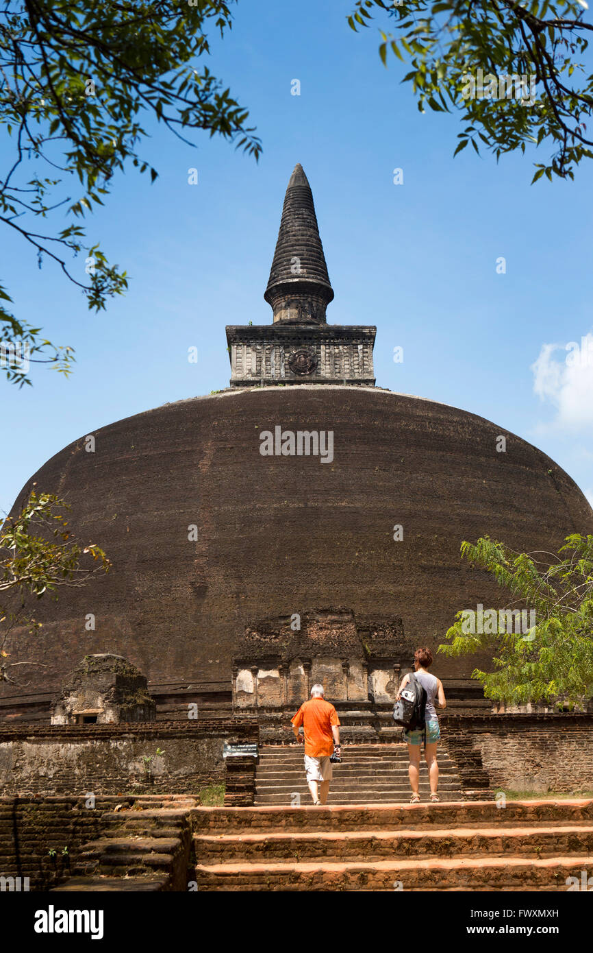 Sri Lanka, Polonnaruwa, tourists visiting Rankoth Vihara (Rankoth Vehera) dagoba Stock Photo
