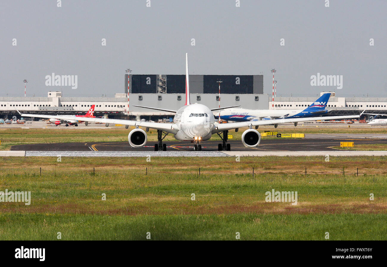 Emirates airbus a330 200 hi-res stock photography and images - Alamy