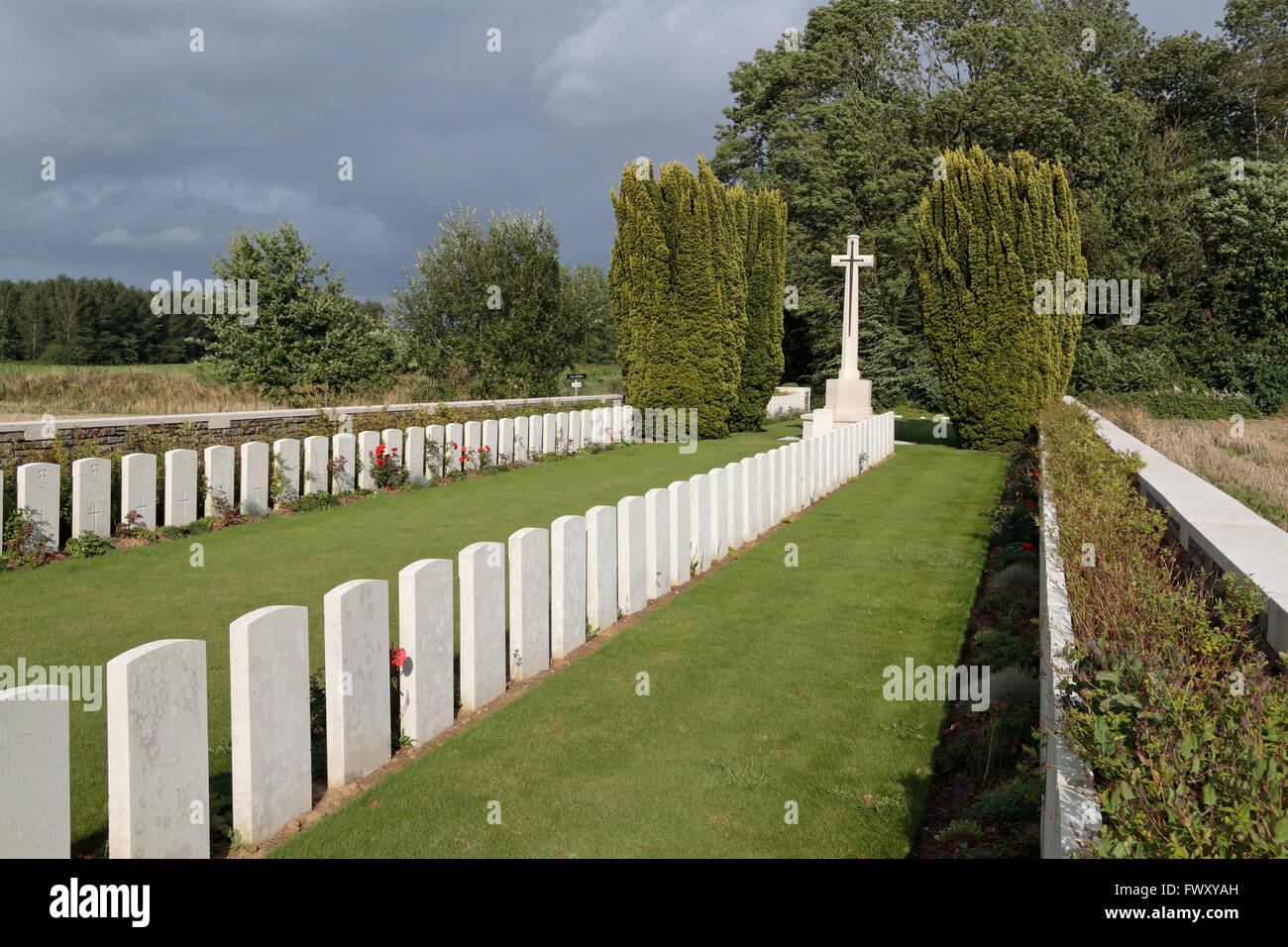 The Cross of Sacrifice and graves in the CWGC Bois des Angles Cemetery, Villers Outreaux, France. Stock Photo