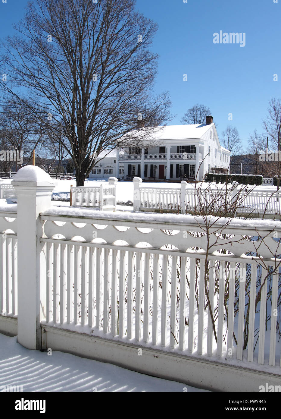 White picket gate hi-res stock photography and images - Alamy