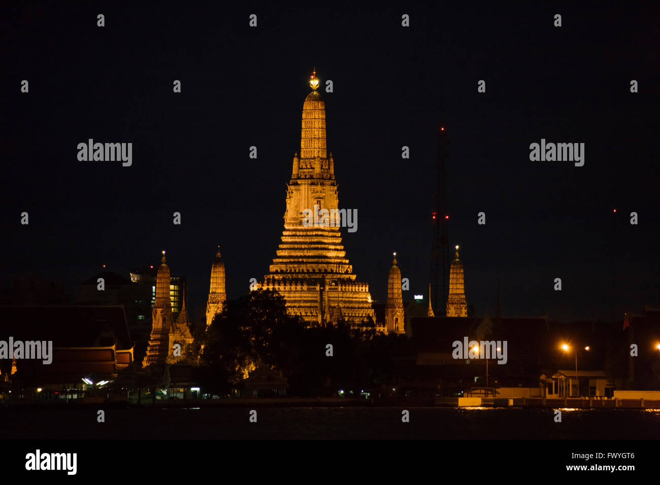 Night view of Wat Arun on Chao Praya River, Bangkok, Thailand Stock Photo
