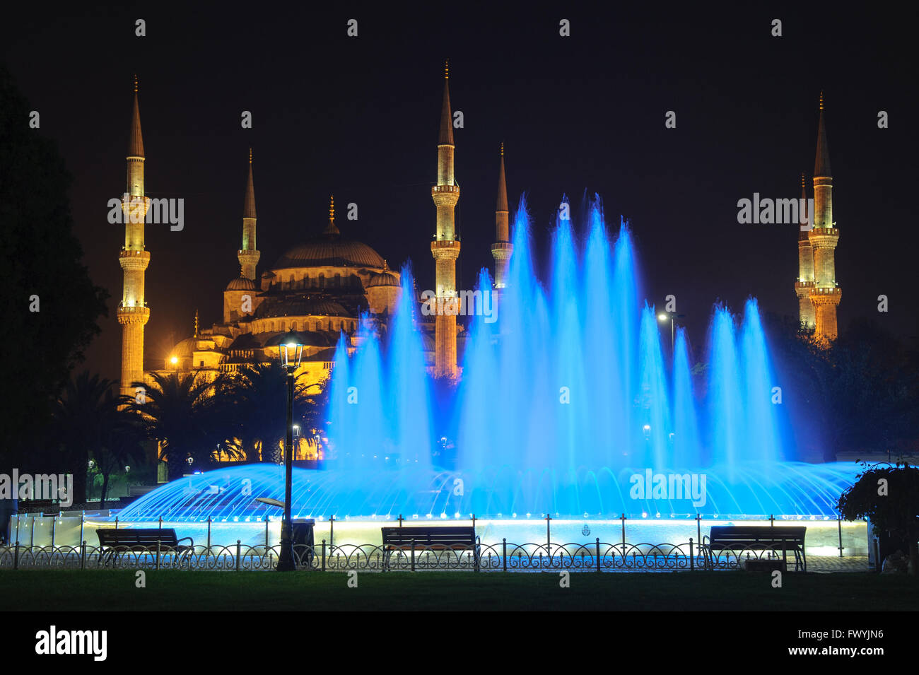 Night scene in Sultanahmet with glowing fountain and Blue Mosque Stock ...