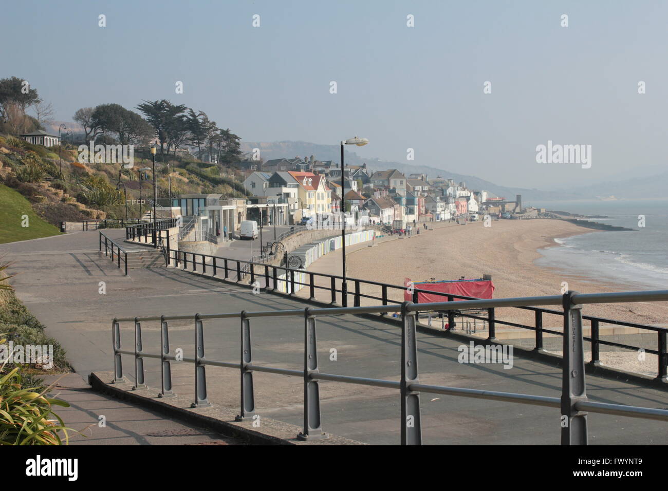 Lyme regis beach sand sun holiday hi-res stock photography and images ...