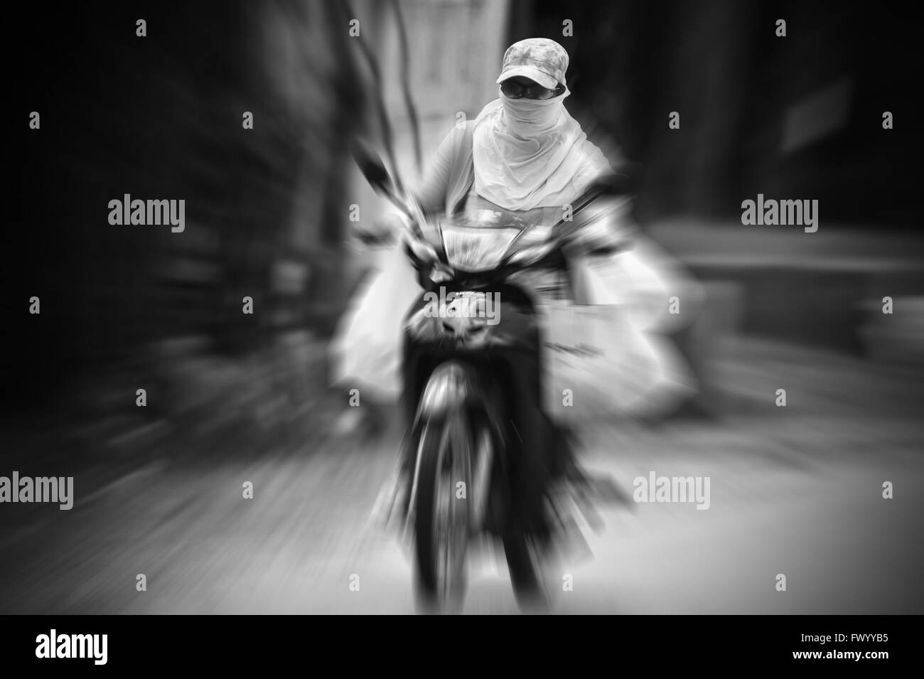 223 / Scooter: ASIEN, PHILIPPINEN, SIQUIJOR ISLAND, 03.03.2016: Sonnenschutz auf dem Motorroller. Stock Photo