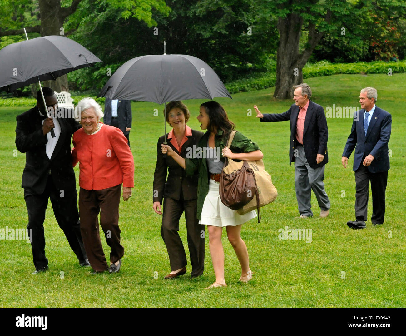 Former United States President George H.W. Bush (2nd, R) walks with US President George W. Bush as an aide assists former first lady Barbara Bush and first lady Laura Bush (C) walks with daughter Barbara, as they arrive at the White House from a weekend at the Crawford, Texas ranch, 11 May 2008 in Washington, DC. Bush, whose daughter Jenna married Henry Hager at the ranch, described the experience as 'spectacular' and 'it's all we could have hoped for'. Credit: Mike Theiler/Pool via CNP - NO WIRE SERVICE - Stock Photo