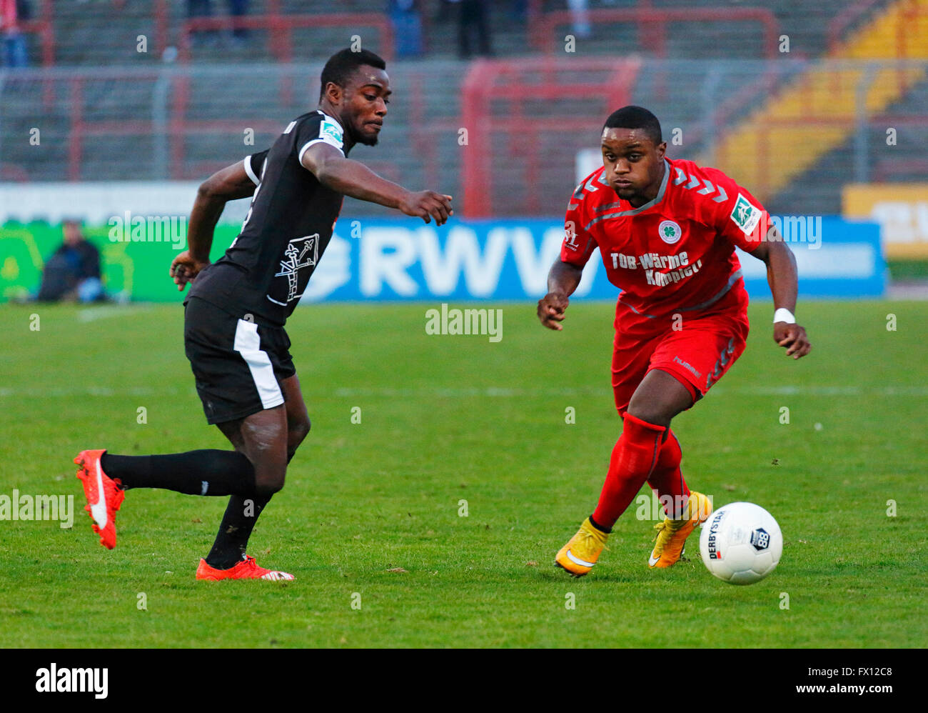 sports, football, Regional League West, 2015/2016, Rot Weiss Oberhausen versus SG Wattenscheid 09 0:0, Stadium Niederrhein in Oberhausen, scene of the match, Arnold Budimbu (RWO) right and Christopher Braun (09) Stock Photo