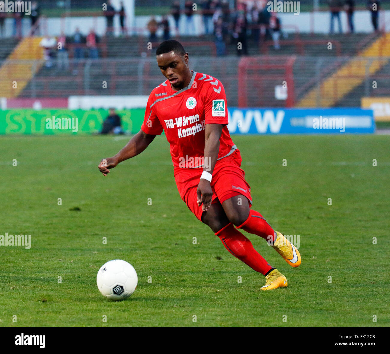 sports, football, Regional League West, 2015/2016, Rot Weiss Oberhausen versus SG Wattenscheid 09 0:0, Stadium Niederrhein in Oberhausen, scene of the match, Arnold Budimbu (RWO) in ball possession Stock Photo