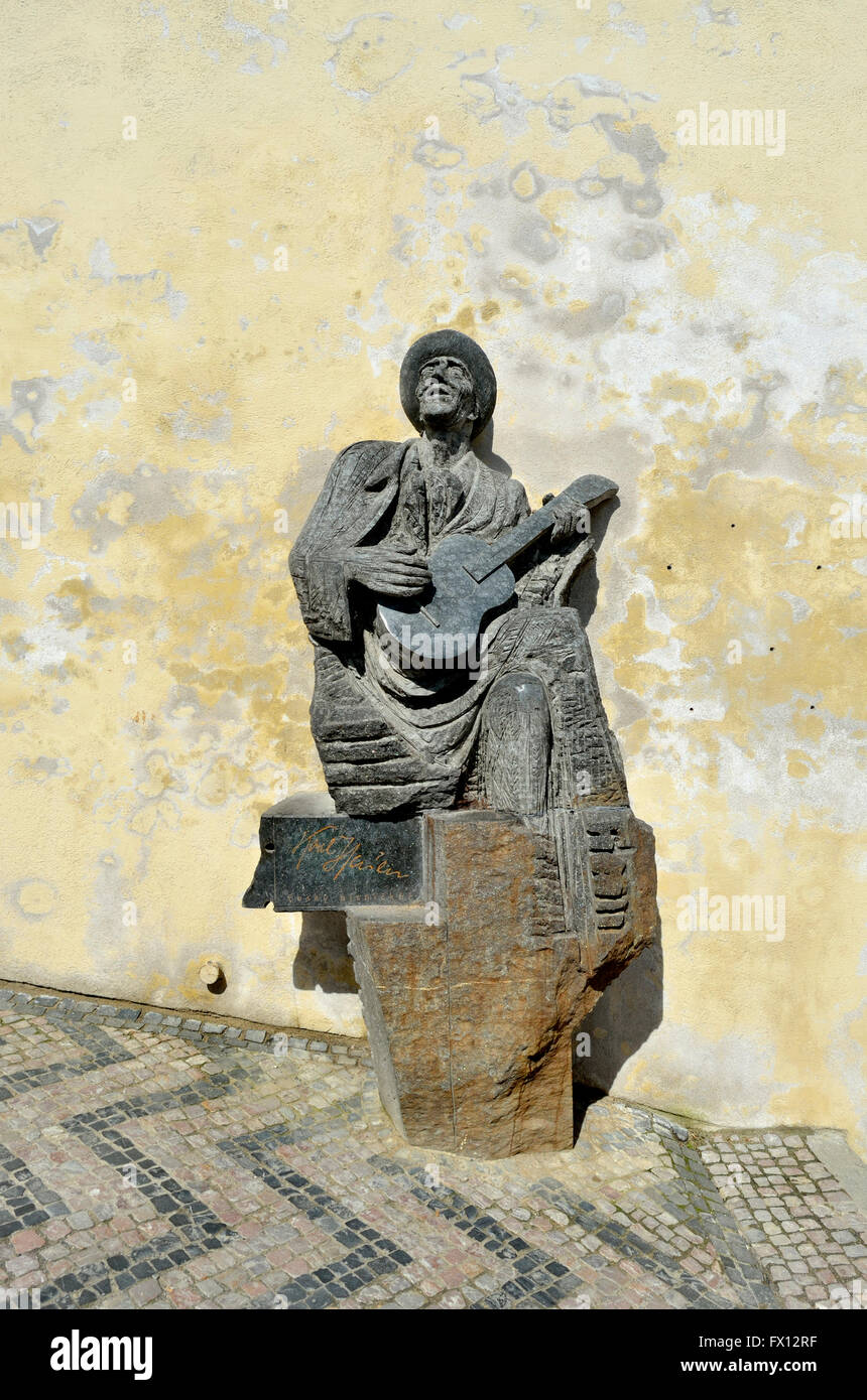 Prague, Czech Republic. Statue (by Stanislav Hanzík, 2009) of Karel Hašler ' The Songster' (1879-1941: Czech  songwriter,... Stock Photo