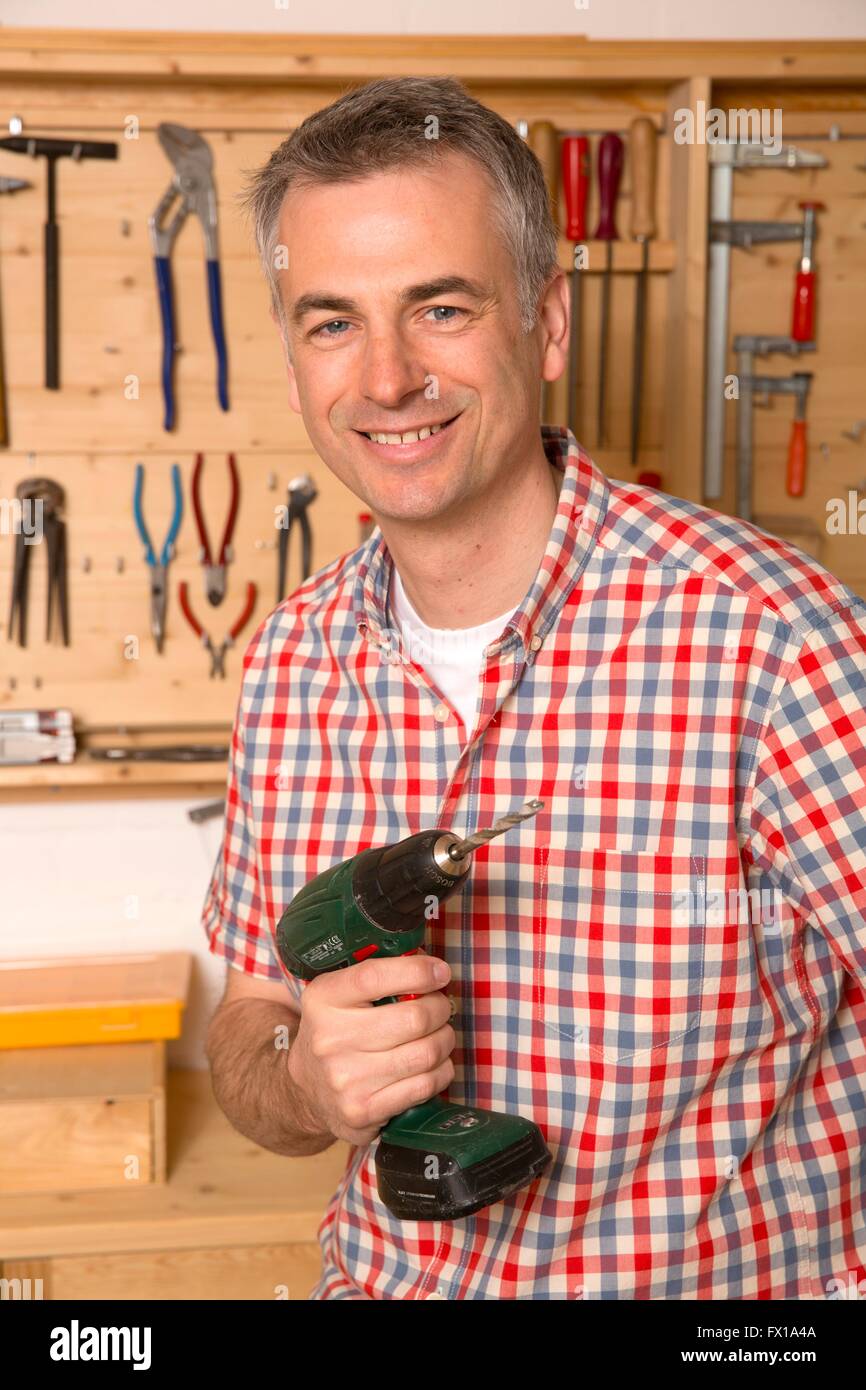 Man garage do it yourself hi-res stock photography and images - Alamy