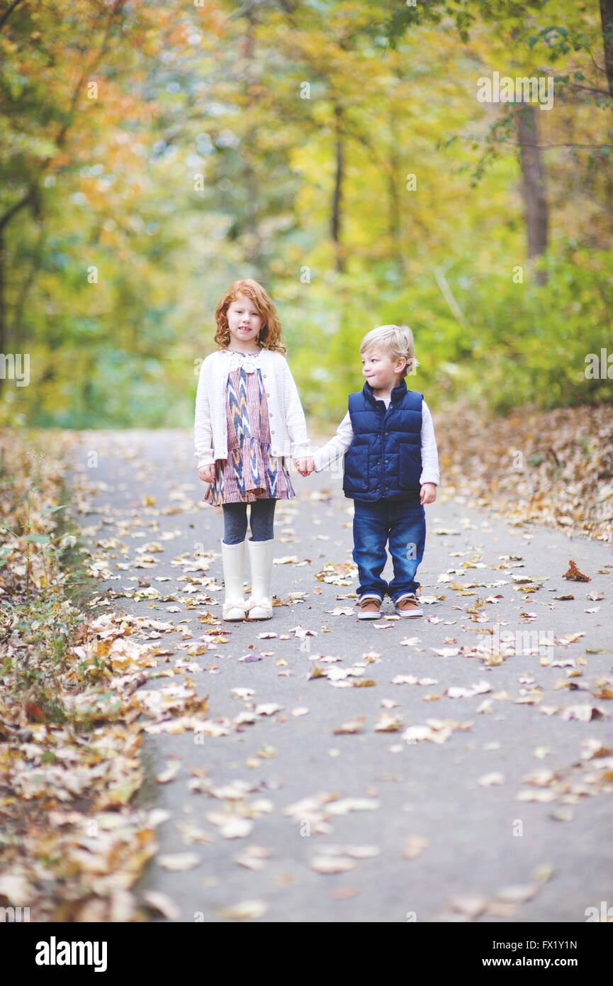 Little brother sister holding hands hi-res stock photography and images ...
