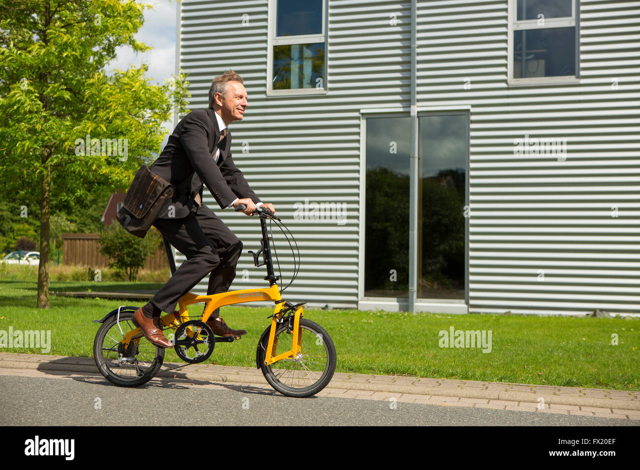 Riding folding bike hires stock photography and images Alamy