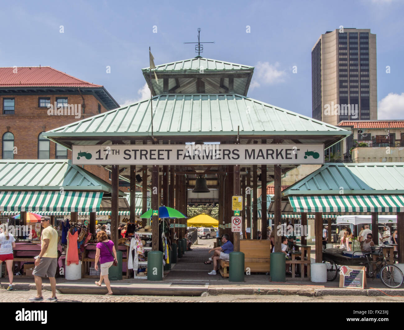 17th STREET FARMER'S MARKET, RICHMOND, VIRGINIA, USA JULY 2013. The
