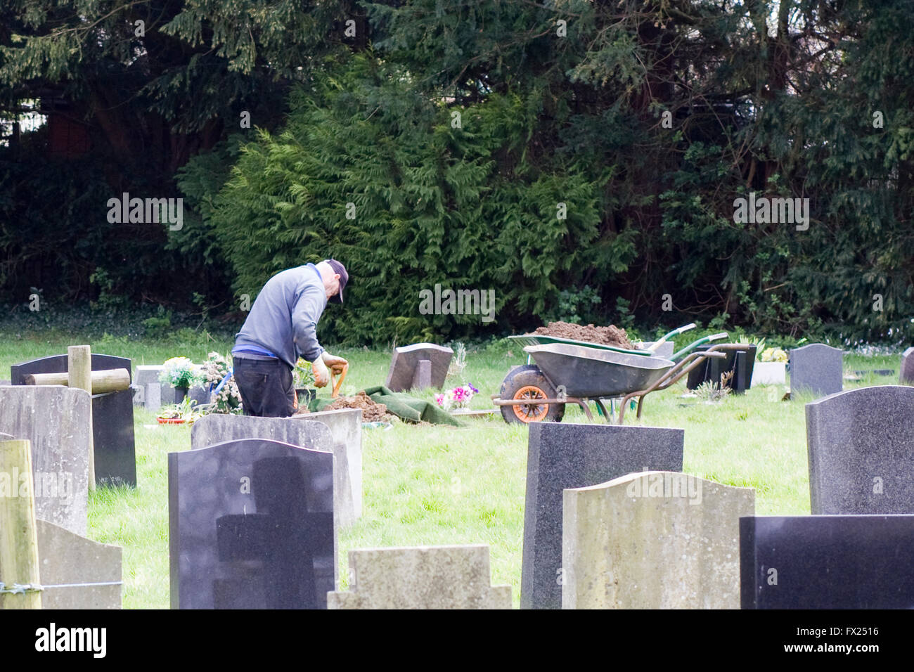 Digging grave funeral hires stock photography and images Alamy