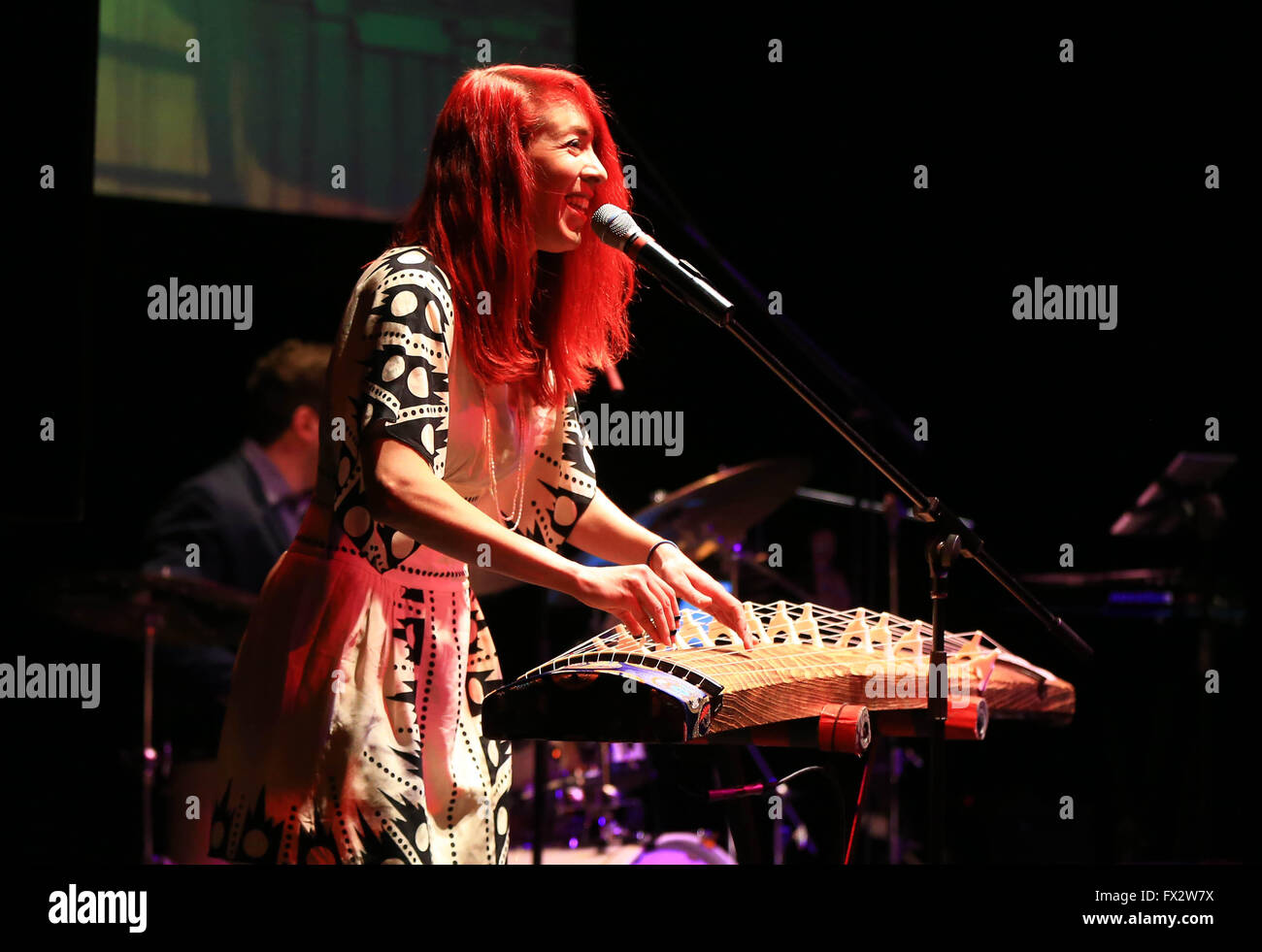 (160410) -- TORONTO (CANADA), April 10, 2016 (Xinhua) -- Musician Jessicia Stuart Few performs during the Canadian and Chinese Indie Music Concert: A World Away in Toronto, Canada, on April 9, 2016. (Xinhua/Zou Zheng) Stock Photo