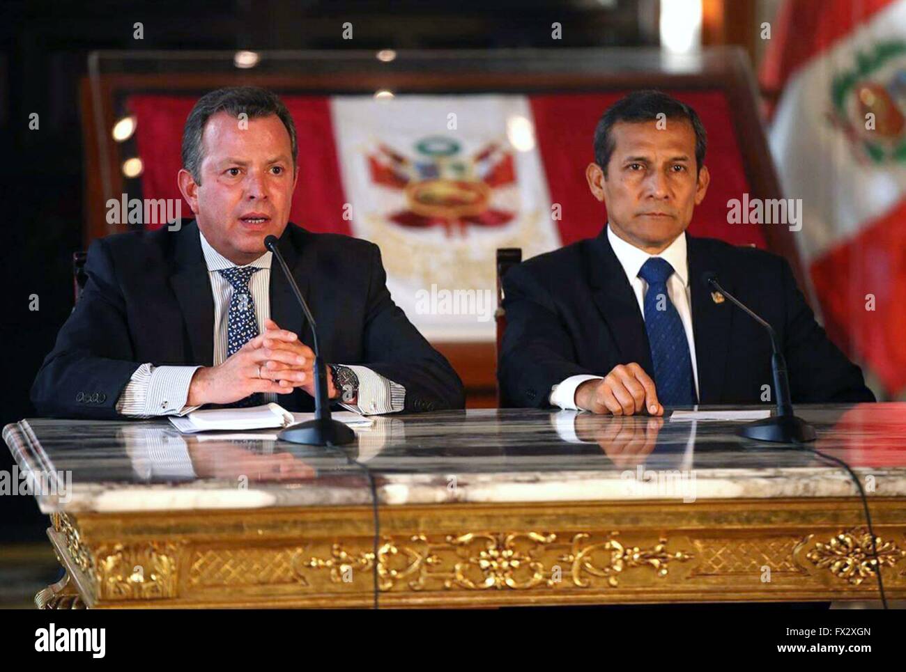Lima, Peru. 9th Apr, 2016. Peruvian President Ollanta Humala (R) and Defense Minister Jakke Valakivi attemd a press conference about an ambush of army members in Junin, in Lima, capital of Peru, April 9, 2016. © Juan Carlos Guzman Negrini/ANDINA/Xinhua/Alamy Live News Stock Photo